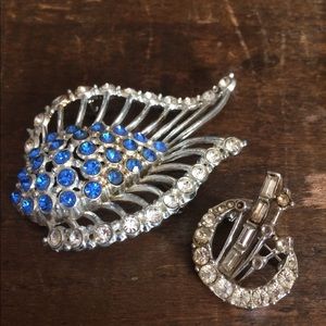 Vintage brooch lot